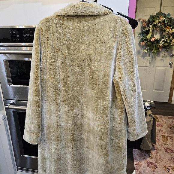 Faux fur coat - Picture 2 of 8